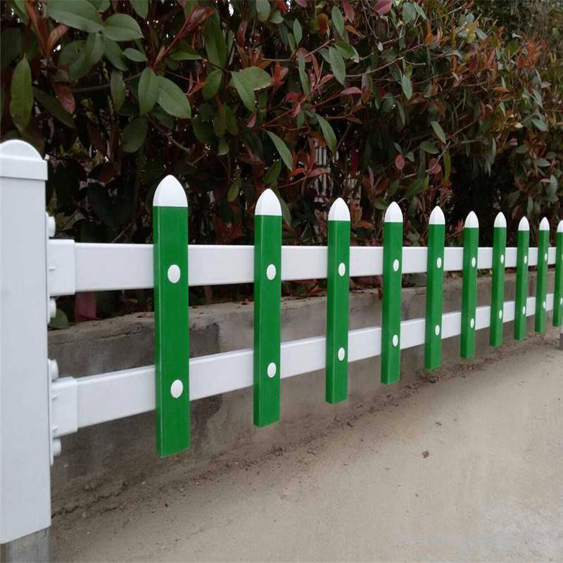 PVC白色草坪護(hù)欄 美觀耐用的園林裝飾與防護(hù)選擇